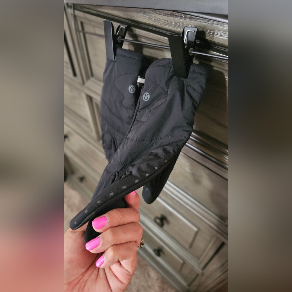 Lululemon Black Quilted Gloves - Picture 9 of 14